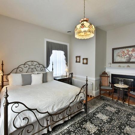 Brockamour Manor Bed And Breakfast Niagara-on-the-Lake Bagian luar foto