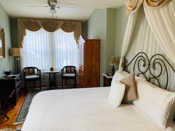 Brockamour Manor Bed And Breakfast Niagara-on-the-Lake Bagian luar foto
