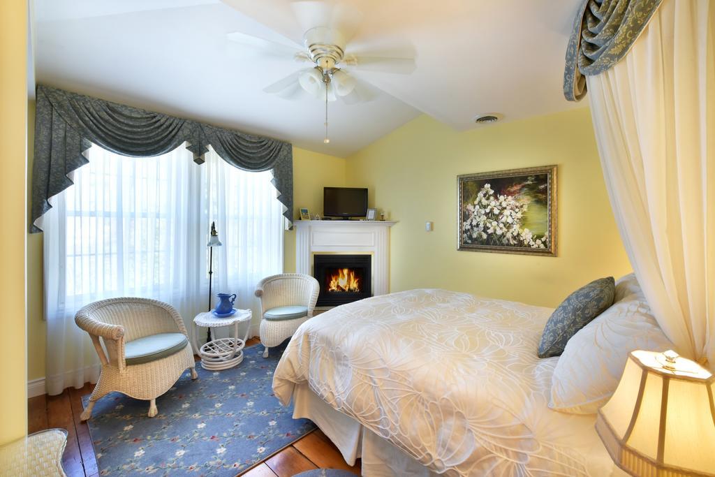 Brockamour Manor Bed And Breakfast Niagara-on-the-Lake Bagian luar foto