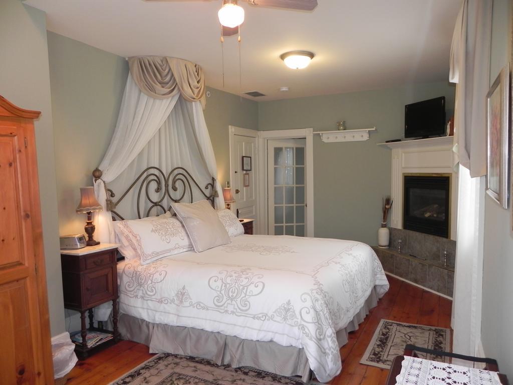Brockamour Manor Bed And Breakfast Niagara-on-the-Lake Bagian luar foto