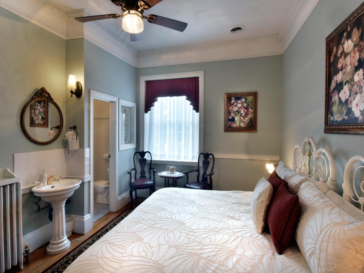 Brockamour Manor Bed And Breakfast Niagara-on-the-Lake Bagian luar foto