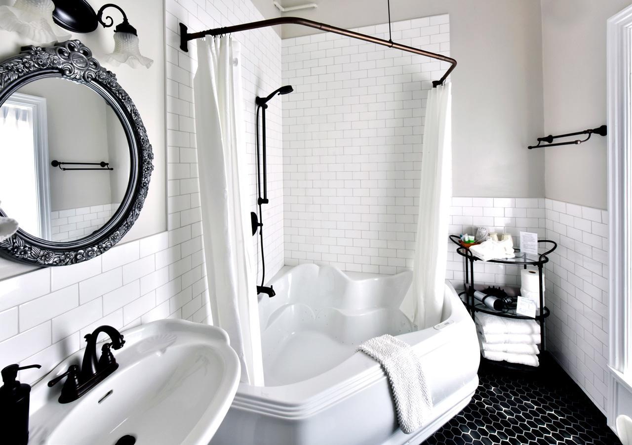 Brockamour Manor Bed And Breakfast Niagara-on-the-Lake Bagian luar foto
