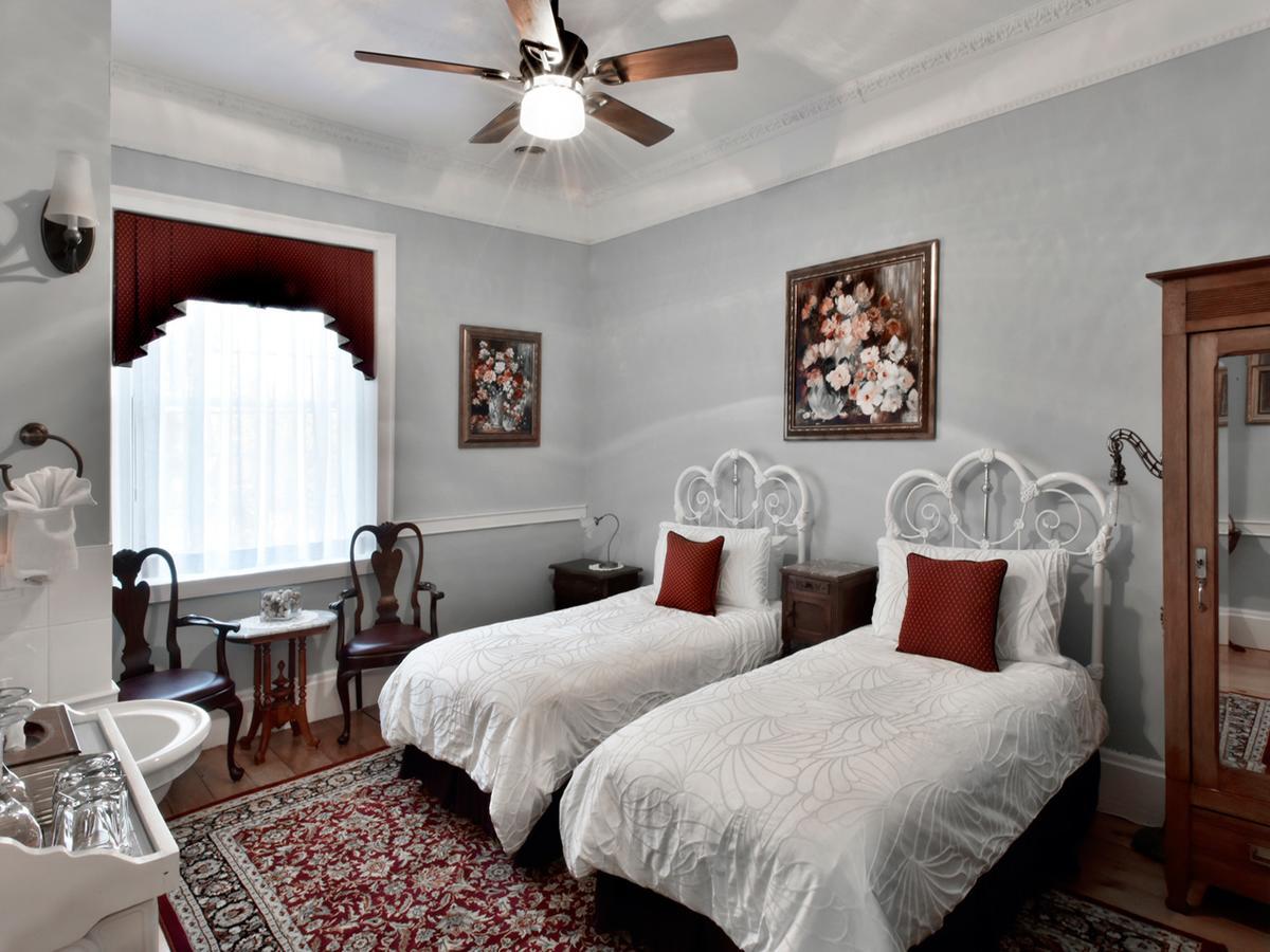 Brockamour Manor Bed And Breakfast Niagara-on-the-Lake Bagian luar foto