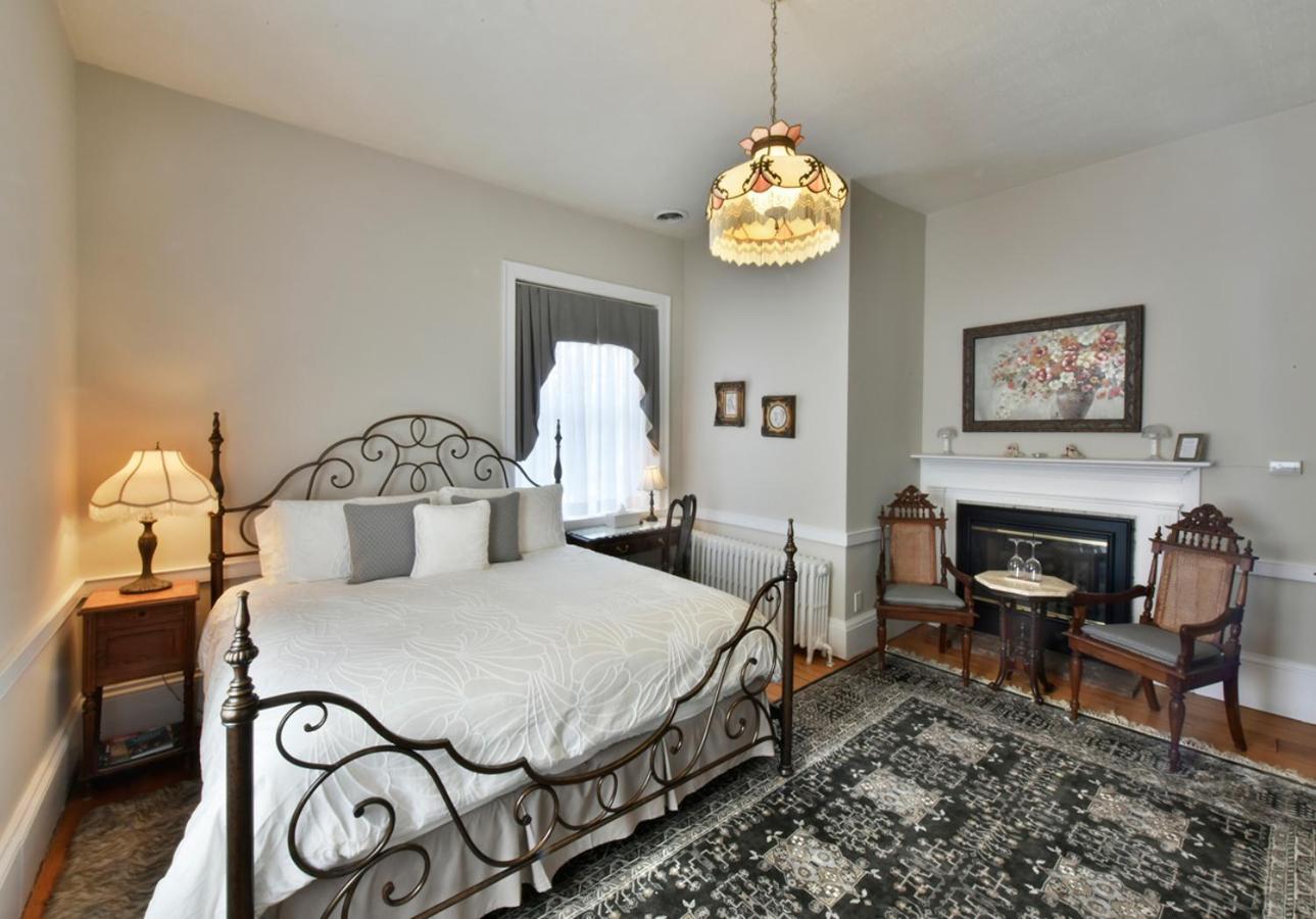Brockamour Manor Bed And Breakfast Niagara-on-the-Lake Bagian luar foto