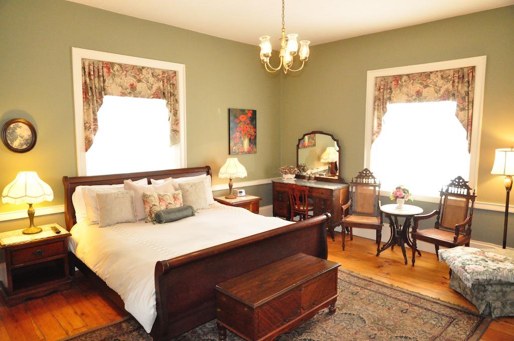 Brockamour Manor Bed And Breakfast Niagara-on-the-Lake Bagian luar foto